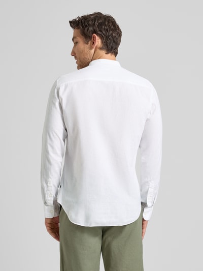 Männermodel trägt Regular Fit Leinenhemd mit Brusttasche Modell 'Atrostol' von Matinique, weiß, Langärmelig, Rückenansicht.