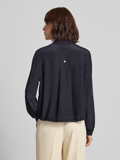 Frauenmodel trägt Regular Fit Bluse mit Tunnelzug von Marc Cain in Dunkelblau mit Hemdblusenkragen, Knopfleiste, Rückenpartie locker, Ganzkörperansicht Rückansicht.