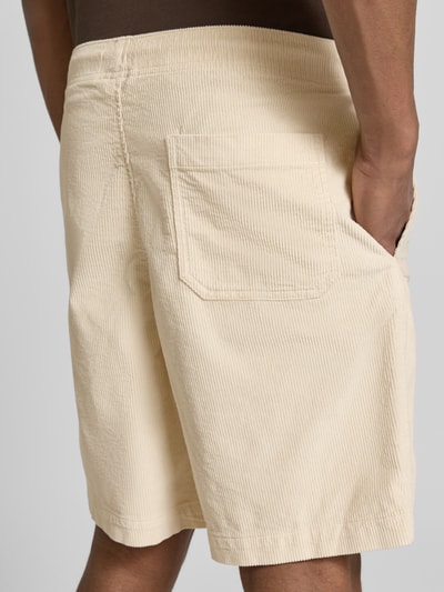 Męski model nosi Regular Fit Sweatshorts aus Baumwoll-Mix Modell 'JACE' von SELECTED HOMME, efekt: jednolity kolor, krój regular fit, szlufki na pasek, tunel, wpuszczane kieszenie, kieszeń z tyłu, wykończenie materiału: sztruks, materiał: mieszanka bawełny, detalaufnahme z tyłu.
