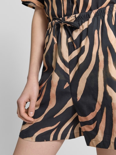 Frauenmodel trägt Regular Fit Shorts aus reiner Baumwolle Modell 'HASLALA-1' von HUGO mit Animal Print, Schwarz-Beige, Nahaufnahme Oberkörper.