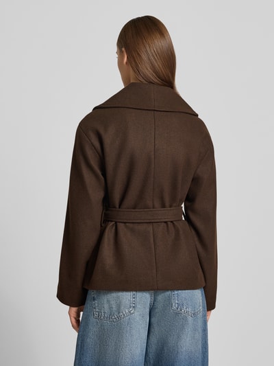 Männermodel trägt Regular Fit Kurzmäntel mit Bindegürtel Modell 'AUGUSTA' von ONLY, melange Optik, reverskragen, cropped, langarm, eingrifftaschen, Ganzkörperansicht Rückansicht.