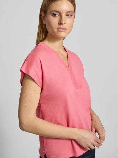 Frauenmodel trägt Damen T-Shirt mit V-Ausschnitt Modell 'DERBY' von Soyaconcept aus Reine Bio-Baumwolle, Regular-Fit, Nahaufnahme Oberkörper.