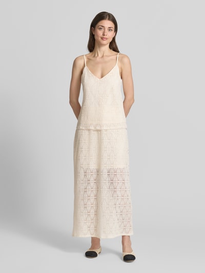 Frauenmodel trägt Regular Fit Top mit Spitze Modell 'MAYA' von Vero Moda, Optik: Unifarben, Passform: Regular-Fit, Spitze-Details, V-Ausschnitt, Trägerform: Spaghettiträger, Ganzkörperansicht von vorne.