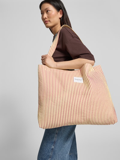 Kobiece modelka nosi Tote Bag mit Logo-Patch Modell 'Poplin' od STUDIO NOOS w paski kremowo-czerwone, otwarta komora główna, rączki na ramię, Szerokość w rozmiarze 1: 58 cm, długość: 46 cm, głębokość: 74 cm, długość rączek: 8 cm, tekstura materiału gładka, widok całej sylwetki z przodu.