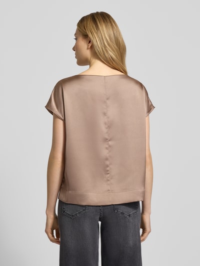 Frauenmodel trägt Blusenshirt mit Rundhalsausschnitt von OPUS in lockerer Passform, glatte Textur, Rückenlänge 55 cm, Ganzkörperansicht Rückansicht.