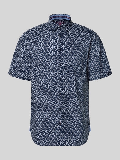 Produktfoto, Regular Fit Freizeithemd mit Button-Down-Kragen von Christian Berg Men aus reiner Baumwolle im dunkelblauen Allover-Look.