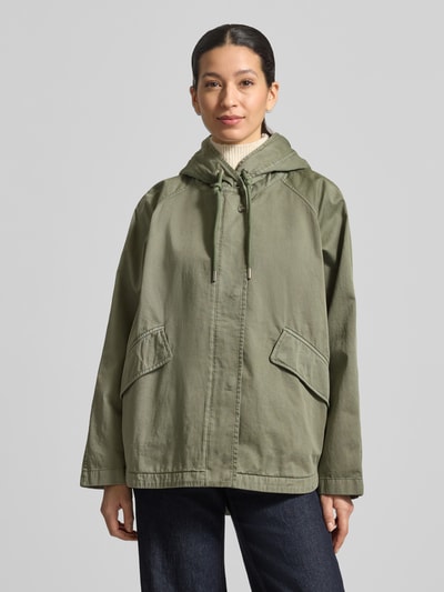 Vrouwenmodel draagt Regular Fit Jacke aus reiner Baumwolle van Marc O'Polo in look: effen, met capuchon met tunnelkoord, drukknopen en ritssluiting, lange mouw, afgeronde rompzoom, zij-klepzakken, puur katoen, frontale volledige lichaamsopname.