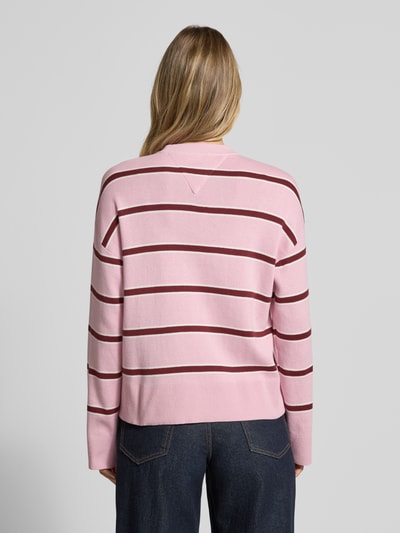 Frauenmodel trägt Regular Fit Sweatshirt aus reiner Baumwolle von Tommy Hilfiger mit rosa-bordeauxfarbenen Streifen und Logo-Stitching, Ganzkörperansicht Rückansicht.