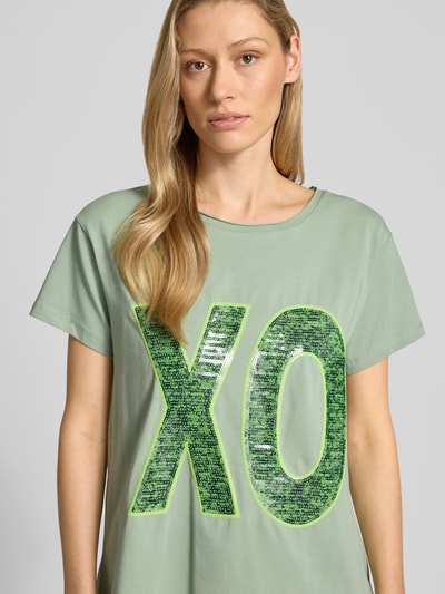Vrouwenmodel draagt T-Shirt met Paillettenbesatz van miss goodlife, groene kleur, rechte fit, ronde hals, katoen-elastaanmix, close-up bovenlichaam.