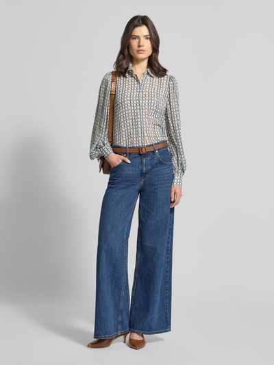 Vrouwenmodel draagt Relaxed Fit Hemdbluse in semitransparentem Design van Jake*s Collection met lange mouwen en knoopsluiting, geheel lichaamsaanzicht vooraan.