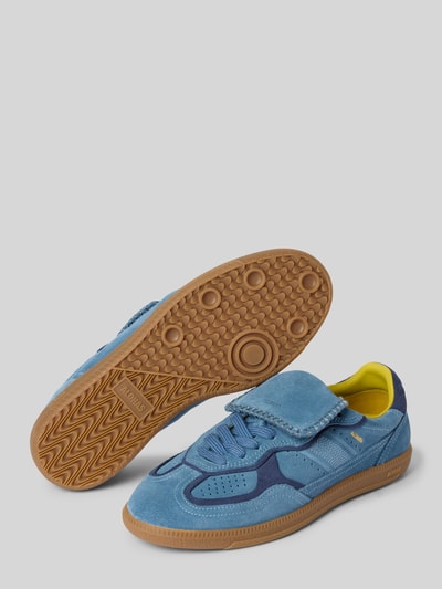 Produktfoto, Sneakersy im Retro-Look mit Schnürung Modell 'Tb.490 Club' von ALOHAS, zaokrąglony czubek, wiązanie, gumowa podeszwa, wysokość obcasa 2 cm, wysokość cholewki 7 cm, szerokość w rozmiarze 40: 9 cm, styl retro, kolor niebieski z żółtym wnętrzem, tekstura zamszu