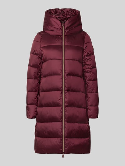 Produktfoto, bordeauxroter Steppmantel mit Kapuze Modell 'LYSA' von Save The Duck, gerader Schnitt, wattierte Struktur, Zweiwege-Reißverschluss, Label-Patch und seitliche Eingrifftaschen, glatte Oberfläche, Mode für Damen.