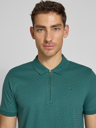 Männermodel trägt Regular Fit Poloshirt mit kurzem Reißverschluss von Lerros, Reine Baumwolle, Strukturmuster, Nahaufnahme Oberkörper.