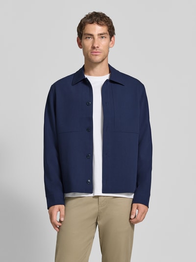 Männermodel trägt Regular Fit Hemdjacke mit Viskose-Anteil von Jake*s Studio Men in Dunkelblau, glatte Textur, Ganzkörperansicht von vorne.