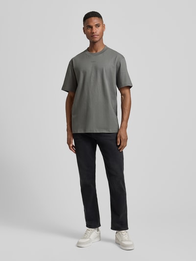 Männermodel trägt Herren T-Shirt Regular Fit aus reiner Baumwolle Modell 'DAPOLINO' von HUGO, Optik: Unifarben, Label-Schriftzug, Ganzkörperansicht von vorne.