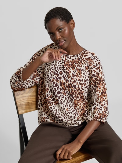 Vrouwenmodel draagt Relaxed Fit blouse met lange mouwen van pure viscose van s.Oliver RED LABEL, luipaardprint, bovenlichaam close-up.