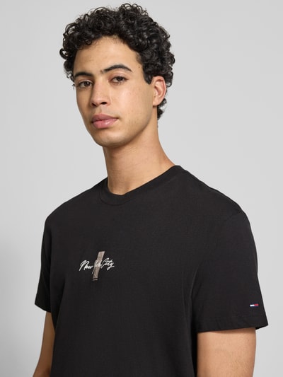 Männermodel trägt Regular Fit T-Shirt aus reiner Baumwolle Modell 'SIGN BLOCK' von Tommy Jeans, Optik: Unifarben, Nahaufnahme Oberkörper.