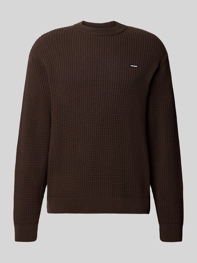 Produktfoto, Regular Fit Strickpullover aus Baumwoll-Mix mit Label-Patch von REVIEW, braune Strick-Optik, gerippte Abschlüsse, Vorderansicht