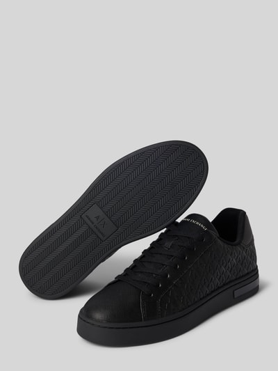 Produktfoto, Sneaker mit Schnürung und Logo-Muster von Armani Exchange in Schwarz mit abgerundeter Spitze, Label-Detail, Absatzhöhe 3 cm, Schafthöhe 8 cm, Schaftweite 10 cm, strukturierte Oberfläche.