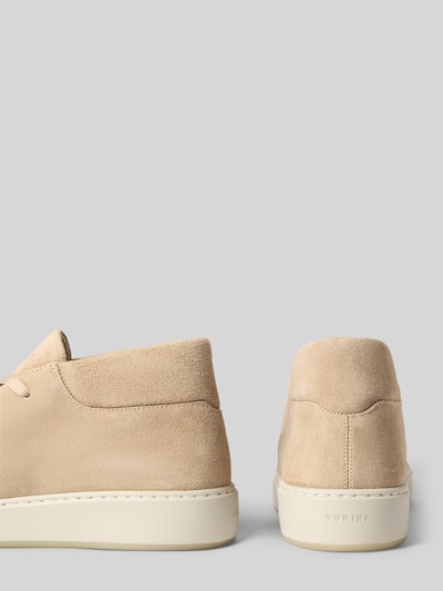 Produktfoto, Sneaker aus Leder Modell 'Jiro Gio II' von Nubikk, Beige mit abgerundeter Spitze, Schnürung, glatte und raue Textur, Rückansicht