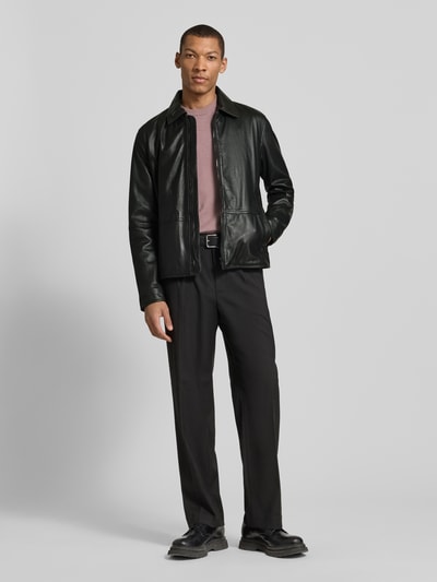 Männermodel trägt Regular Fit Lederjacke aus echtem Lammleder Modell 'KELLAN-S' von Strellson, unifarben, Umlegekragen, Reißverschluss, Ganzkörperansicht von vorne.