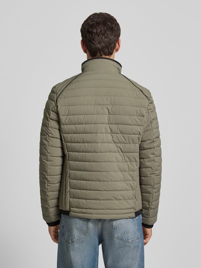 Männermodel trägt Steppjacke mit Stehkragen und Reißverschlusstaschen von NAUTGÅRD in Oliv, Regular Fit, Rückansicht, Rückenlänge 69 cm.
