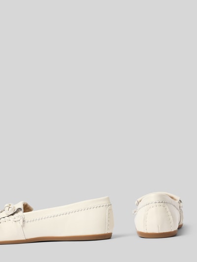 Produktfoto, Mokassins aus echtem Leder mit Zierschleife von INUOVO in Creme, abgerundete Passform, Zierbesatz, Absatzhöhe 1 cm, Schafthöhe 6 cm, Schaftweite 14 cm.