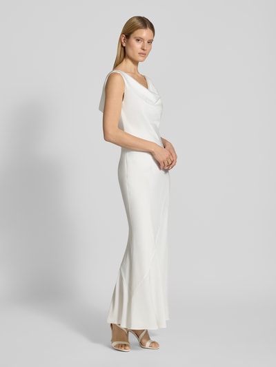 Frauenmodel trägt Brautkleid aus Satin mit Wasserfall-Ausschnitt von SWING, figurbetonter Schnitt, Maxikleid, Ganzkörperansicht von vorne.