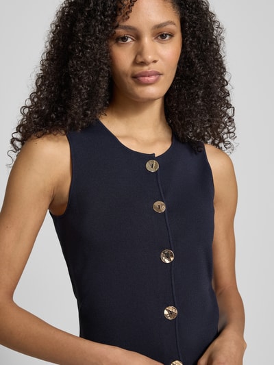 Vrouwenmodel draagt Weste aus Viskose-Mix mit V-Ausschnitt van Christian Berg Woman Selection, dames bodywarmer van viscosemix, regular fit, V-hals, knoopsluiting, ruglengte bij maat 36: 58 cm, nahaufnahme bovenlichaam.