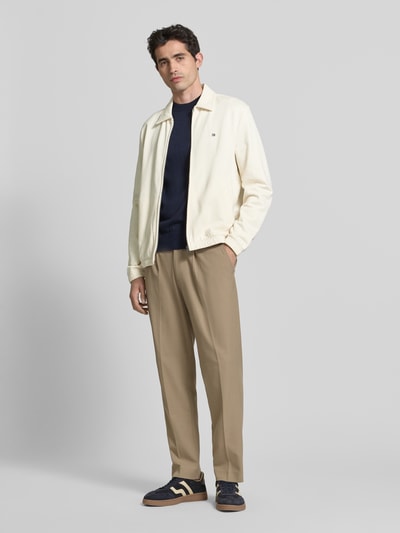 Männermodel trägt Regular Fit Sweatjacke aus reiner Baumwolle von Tommy Hilfiger, Optik: Unifarben, Ganzkörperansicht von vorne.