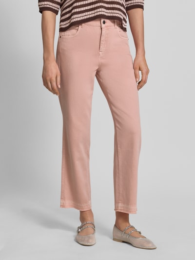 Kobiece modelka nosi Feminine Fit Jeans mit Fransen und Eingrifftaschen von Marc Cain, mieszanka bawełny i elastanu, wpuszczane kieszenie, frędzle, szerokość w rozmiarze 36: 38 cm, długość wewnętrzna nogawki w rozmiarze 36: 70 cm, jasnoróżowy kolor, proste nogawki, gładka faktura, całkowity widok z przodu.