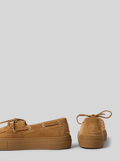 Produktfoto, Buty z naturalnej skóry Copenhagen, zaokrąglony czubek, wiązanie, fakturowana podeszwa, brązowy kolor, wysokość obcasa 4 cm, wysokość cholewki 5 cm, szerokość cholewki 6 cm.