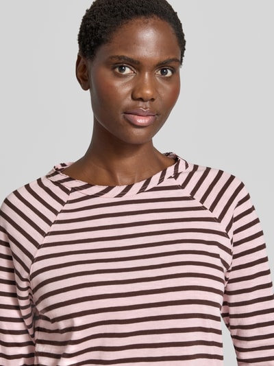 Vrouwenmodel draagt shirt met lange mouwen van Smith and Soul in roze met bruine strepen, puur katoen, recht model, ronde hals, afgeronde zoom, ruglengte bij maat S 63 cm, detailopname bovenlichaam.