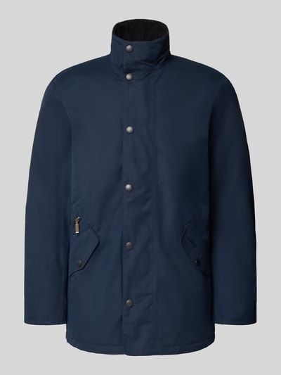 Produktfoto, dunkelblaue Regular Fit Funktionsjacke mit Stehkragen von Barbour, glatte Oberfläche, Herren Funktionsjacke von Barbour