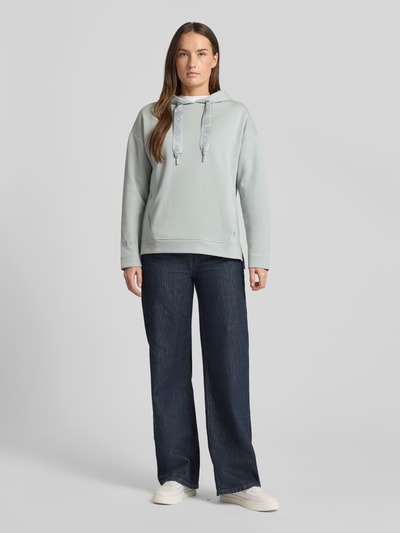 Vrouwenmodel draagt Regular Fit Hoodie met Logo-Applikatie van JOOP!, lichtblauw, katoenmix, rechte pasvorm, voorkant volledig zichtbaar.