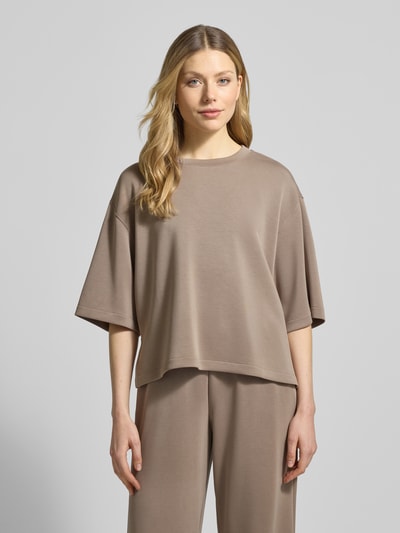 Modelka nosi T-shirt aus Modal-Mix mit Rundhalsausschnitt von Jake*s Casual, damski t-shirt, mieszanka modalu z dodatkiem streczu, krój relaxed fit, okrągły dekolt, stylizacje casualowe, całkowity widok z przodu.