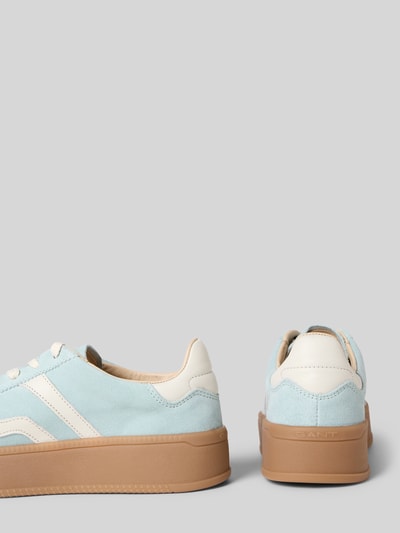 Productfoto, lichtblauwe sneakers van echt leer Model 'Cuzmani' van Gant met logoprint, afgeronde pasvorm, bruine zool, maat 40, schachthoogte 7 cm, schachtbreedte 9 cm, hakhoogte 4 cm