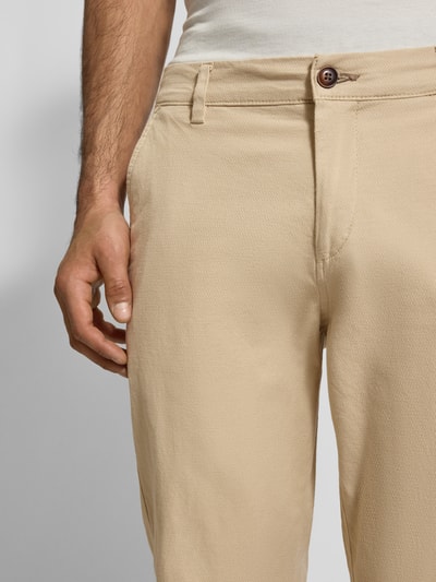 Männermodel trägt Slim Fit Hose mit Gesäßtaschen Modell 'MARCO' van Jack & Jones in beige, katoen-elastaan, Nahaufnahme Oberkörper, context: herenbroek, 42 cm taille, 78 cm binnenbeenlengte.