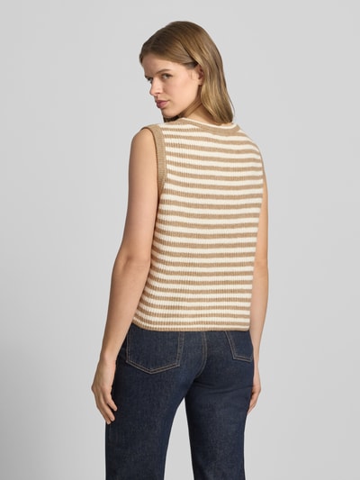 Frauenmodel trägt Regular Fit Strickweste mit Woll-Anteil Modell 'MALOU' von Pieces, Optik:Allover-Muster, gestreift, Materialverarbeitung: Rippstrick, Ganzkörperansicht Rückansicht.