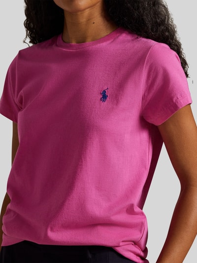 Kobiece model prezentuje T-Shirt mit Label-Stitching od Polo Ralph Lauren z czystej bawełny, krój regular fit, różowy, detal haftu, zbliżenie na górną część ciała.