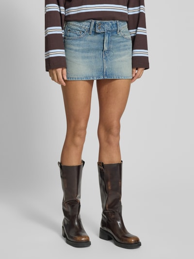 Kobiece modelka nosi Jeansrock im Used-Look mit Eingrifftaschen od Levi's®, jasnoniebieski dżins, krój prosty, minispódnica, szerokość w rozmiarze 27: 40 cm, długość całkowita w rozmiarze 27: 30 cm, tekstura bawełny, przód, ujęcie całej sylwetki