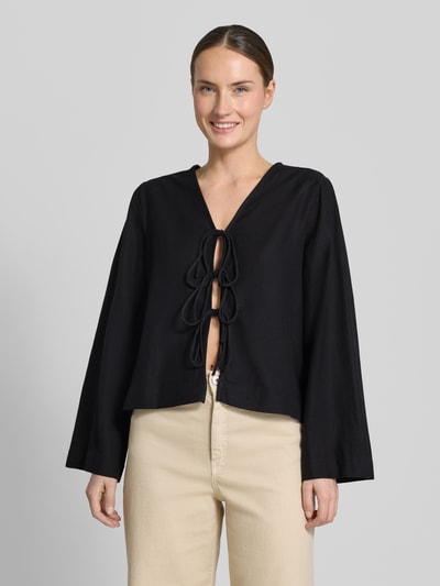Frauenmodel trägt Blusenshirt aus Viskose-Mix mit Schnürung von Vila, Regular-Fit, Modell PRISILLA, V-Ausschnitt, Vorderansicht, Nahaufnahme Oberkörper.