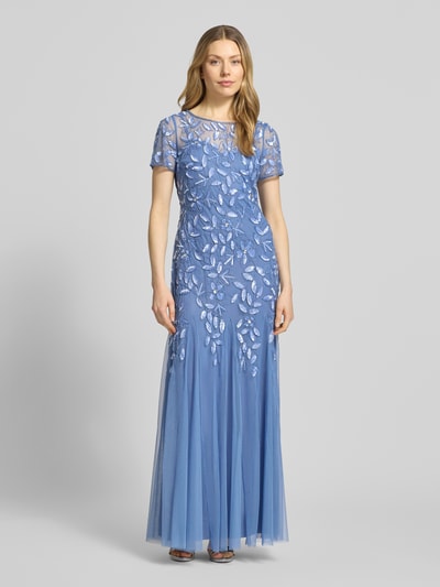 Vrouwenmodel draagt Regular Fit avondjurk met all-over bloemenstitching van Adrianna Papell in lichtblauw mesh met siersteentjes, boothals, semi-transparant, ritssluiting, getailleerde pasvorm, jurk met korte mouwen. Ganzkörperansicht von vorne. Ruglengte maat 36: 134 cm, borstwijdte: 43 cm, mouwlengte: 18 cm.