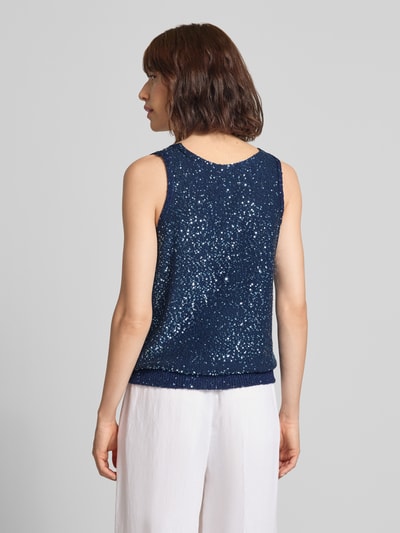 Frauenmodel trägt Regular Fit Top mit Baumwoll-Anteil Modell 'MILORD' von Weekend Max Mara in Dunkelblau mit Glitzertextur, Ganzkörperansicht Rückansicht.