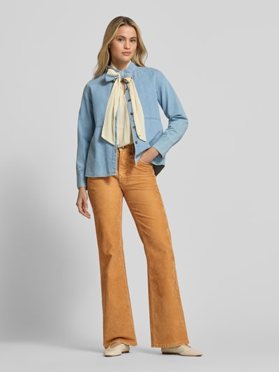 Frauenmodel trägt Bootcut Fit Jeans aus Baumwoll-Mix von Rabanne in Used-Look, 5-Pocket-Design, hellbraune Farbe, Ganzkörperansicht von vorne.
