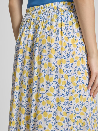 Frauenmodel trägt Maxi-Rock aus reiner Viskose Modell 'BARRI' von Pieces mit Optik:Allover-Muster, Gelb-Blau, Detailaufnahme Rückenpartie