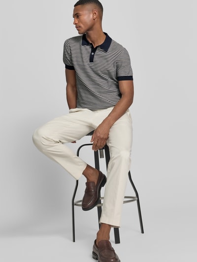 Männermodel trägt Strickshirt mit Polokragen und Knopfleiste von Christian Berg Men, Regular Fit, Streifenmuster, Ganzkörperansicht von vorne.