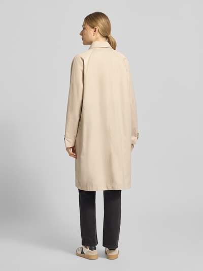 Frauenmodel trägt Mantel mit Ärmelriegeln von Fuchs Schmitt in Beige mit Umlegekragen, Regular-Fit, Rückenlänge 100 cm, Ganzkörperansicht Rückansicht.