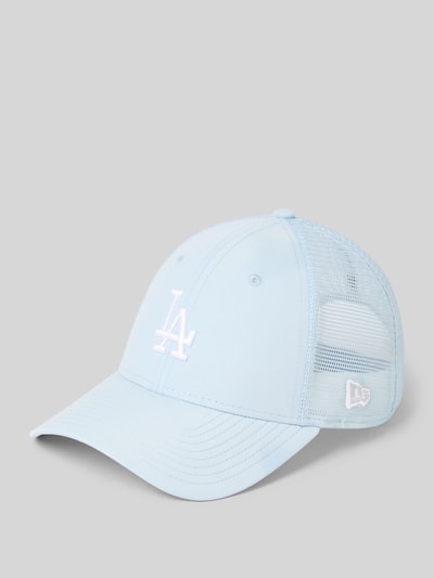 Productfoto, lichtblauwe Trucker Cap met label-stitching model 'MIDI HOMEFIELD 940®' van New Era, verstelbare maat, verstevigde klep, mesh inzet, gebogen vormen, gladde textuur
