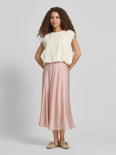 Frauenmodel trägt Bluse mit Rundhalsausschnitt und Kappärmeln von Jake*s Collection in Offwhite, kombiniert mit rosafarbem Rock, gerader Schnitt, glatte Textur, Ganzkörperansicht von vorne.